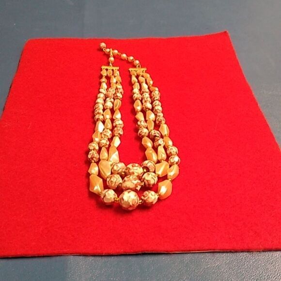 Vintage Hong Kong Three Strand Pink/White Beaded Gold Tone Metal Necklace - Picture 6 of 9
